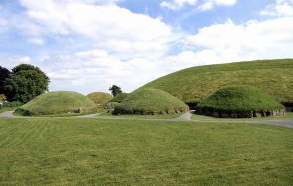 Three smaller mounds in front of main mound of Knowth